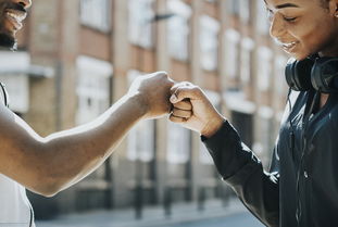 九游网页版官网入口-NBA球员比赛中非语言沟通方式及战术作用，nba说话